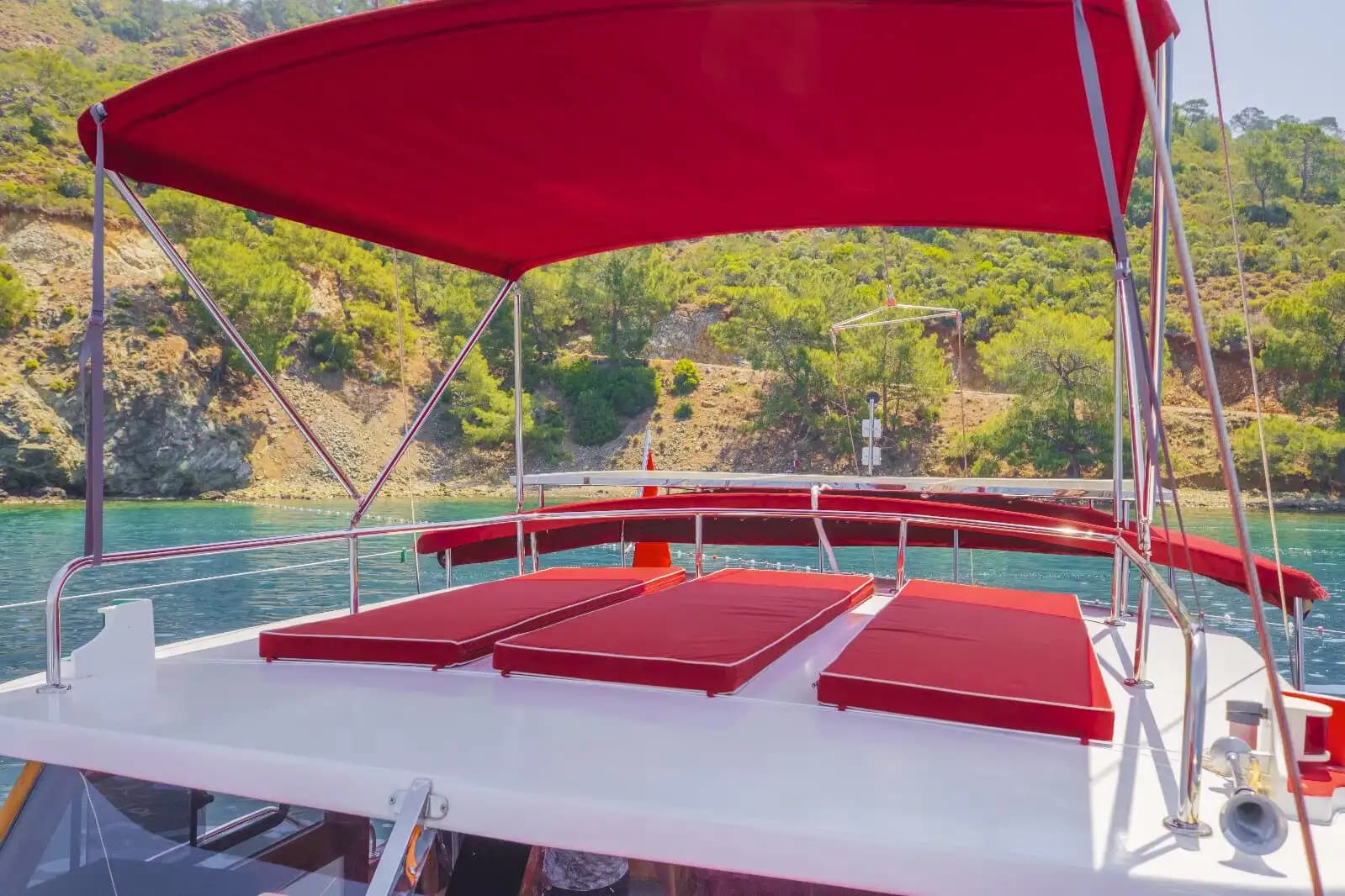 Geniş Güverte, Müzik Sistemi ve Güneşlenme Yatakları – Şimdi Rezervasyon Yapın 9