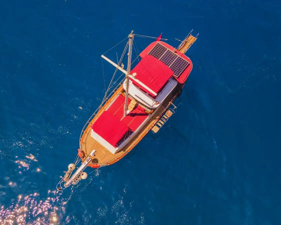 Geniş Güverte, Müzik Sistemi ve Güneşlenme Yatakları – Şimdi Rezervasyon Yapın 4