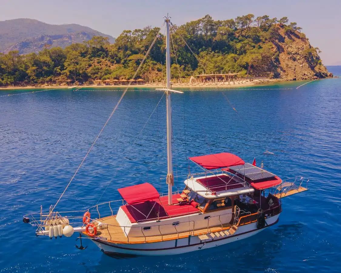 Geniş Güverte, Müzik Sistemi ve Güneşlenme Yatakları – Şimdi Rezervasyon Yapın 2