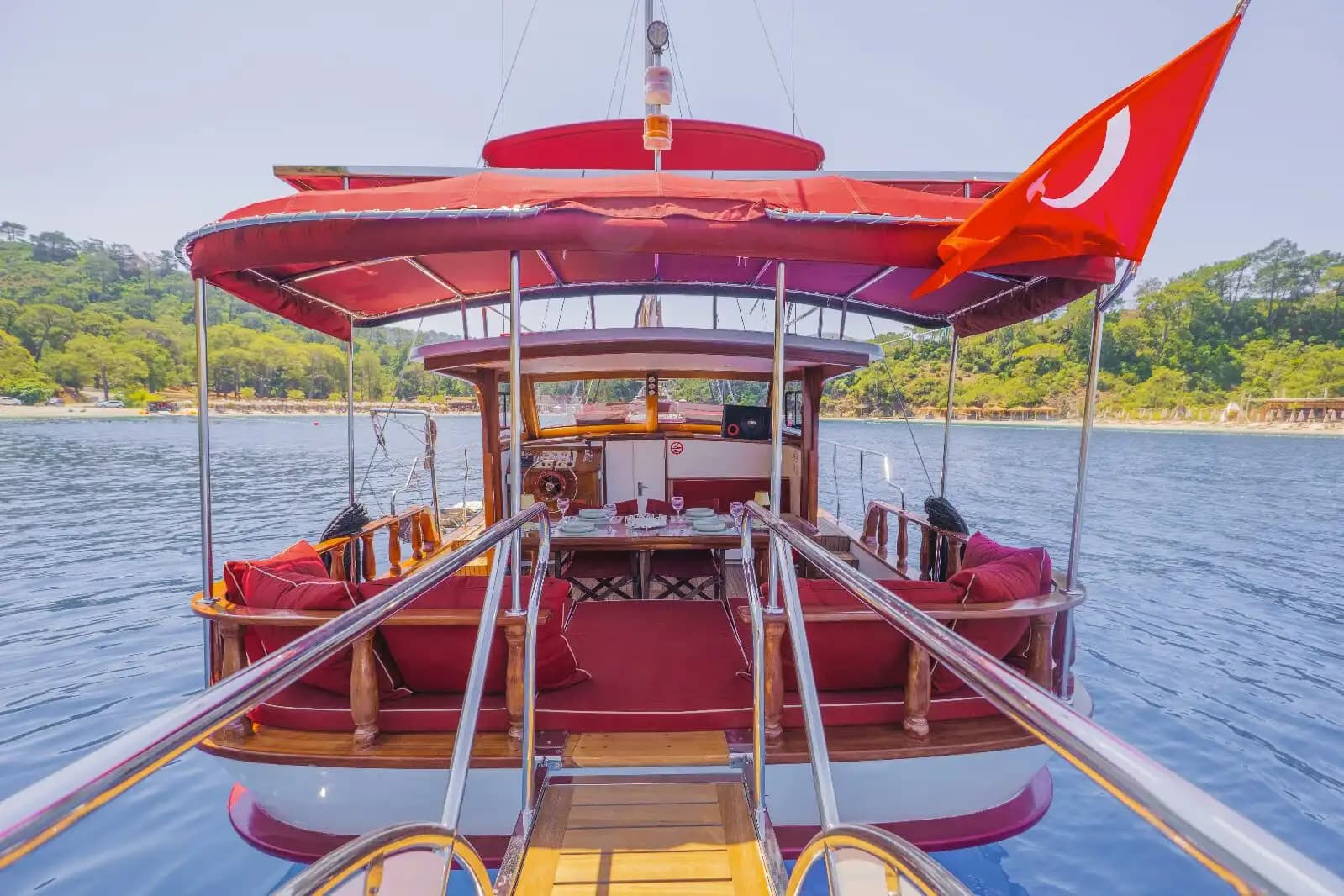 Geniş Güverte, Müzik Sistemi ve Güneşlenme Yatakları – Şimdi Rezervasyon Yapın 11