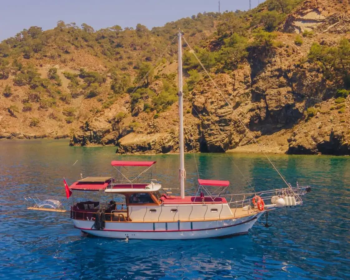 Geniş Güverte, Müzik Sistemi ve Güneşlenme Yatakları – Şimdi Rezervasyon Yapın 3