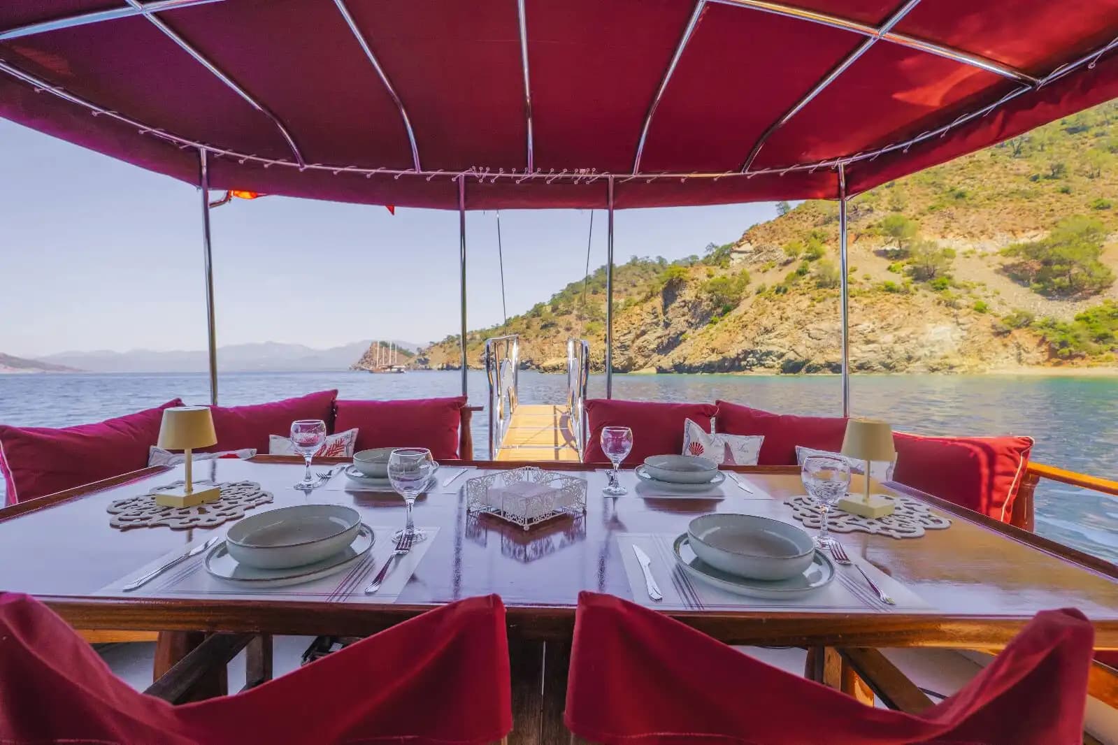 Geniş Güverte, Müzik Sistemi ve Güneşlenme Yatakları – Şimdi Rezervasyon Yapın 13