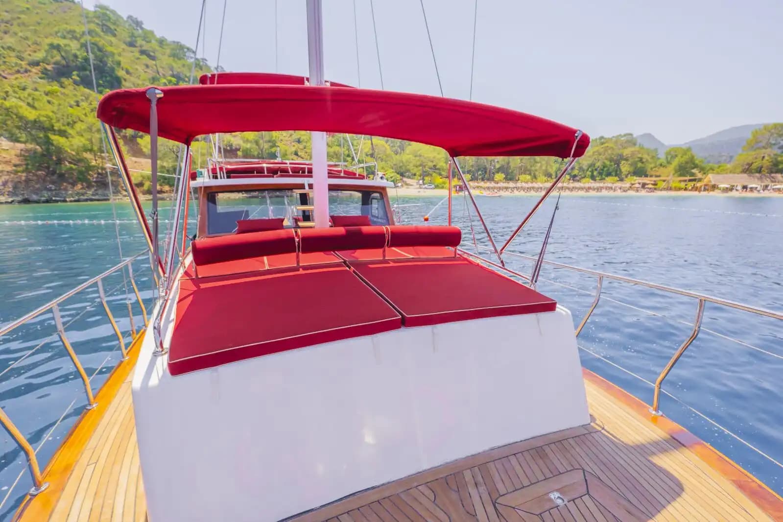 Geniş Güverte, Müzik Sistemi ve Güneşlenme Yatakları – Şimdi Rezervasyon Yapın 8