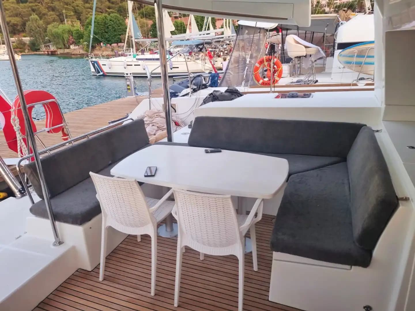 Göcek’te Konforlu Bir Kaçamak: 14 Metrelik Katamaran Kiralama 9