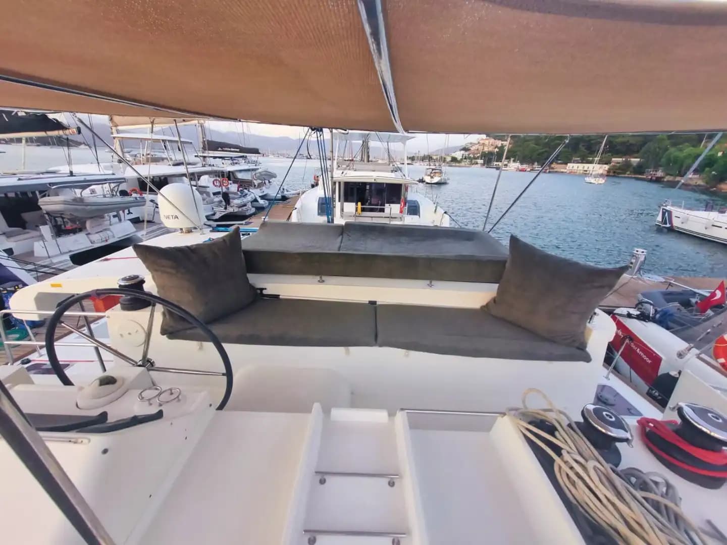 Göcek’te Konforlu Bir Kaçamak: 14 Metrelik Katamaran Kiralama 6