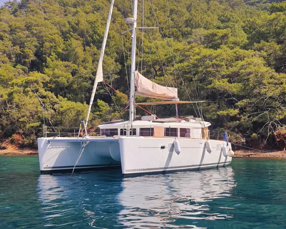 Göcek’te Konforlu Bir Kaçamak: 14 Metrelik Katamaran Kiralama - Teknede Parti