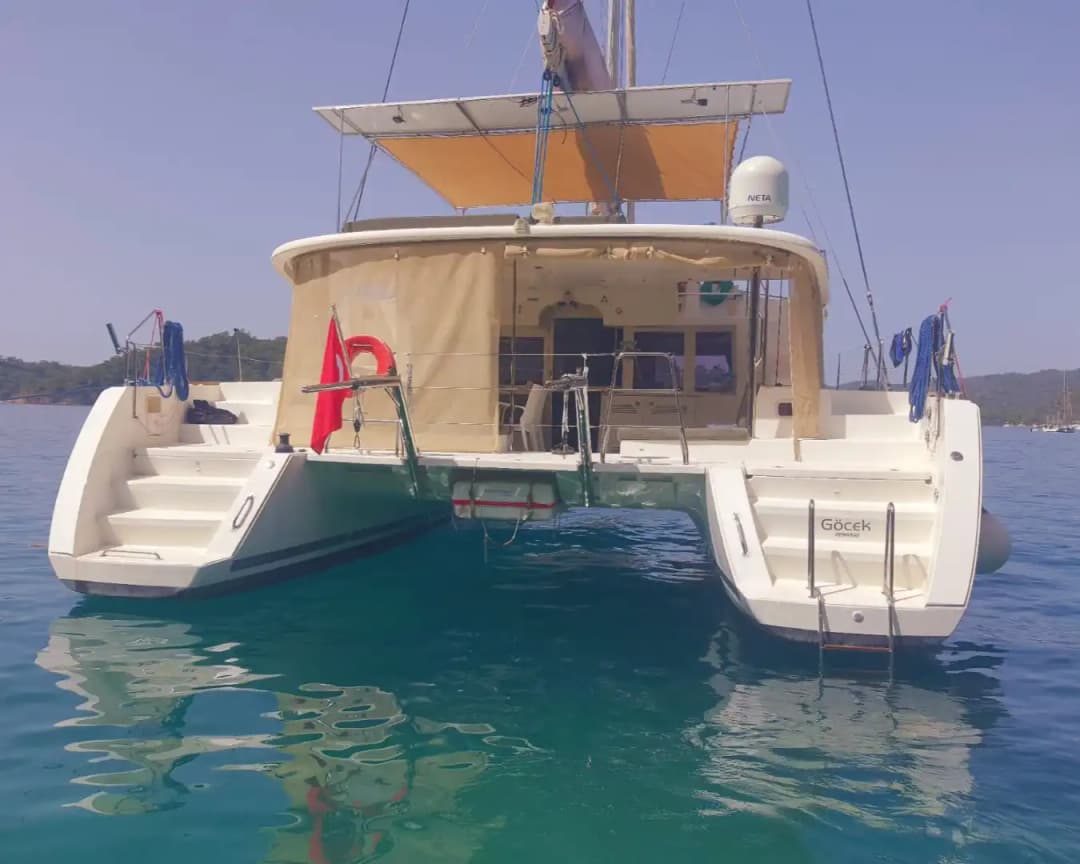 Göcek’te Konforlu Bir Kaçamak: 14 Metrelik Katamaran Kiralama