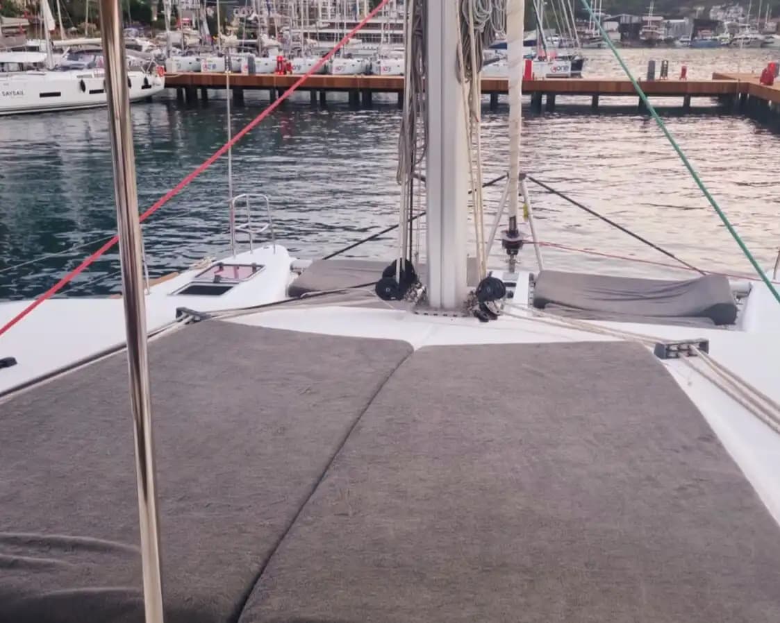 Göcek’te Konforlu Bir Kaçamak: 14 Metrelik Katamaran Kiralama 8
