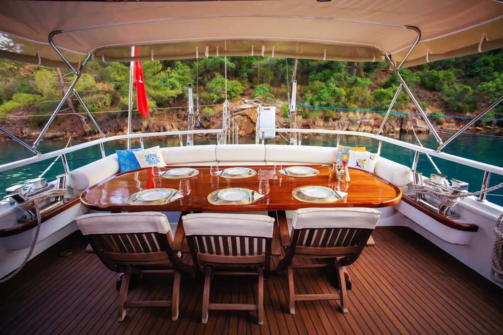 Mavi Yolculuk Tutkunlarına: 3 Kabinli Gulet ile Eşsiz Bir Tatil! 9