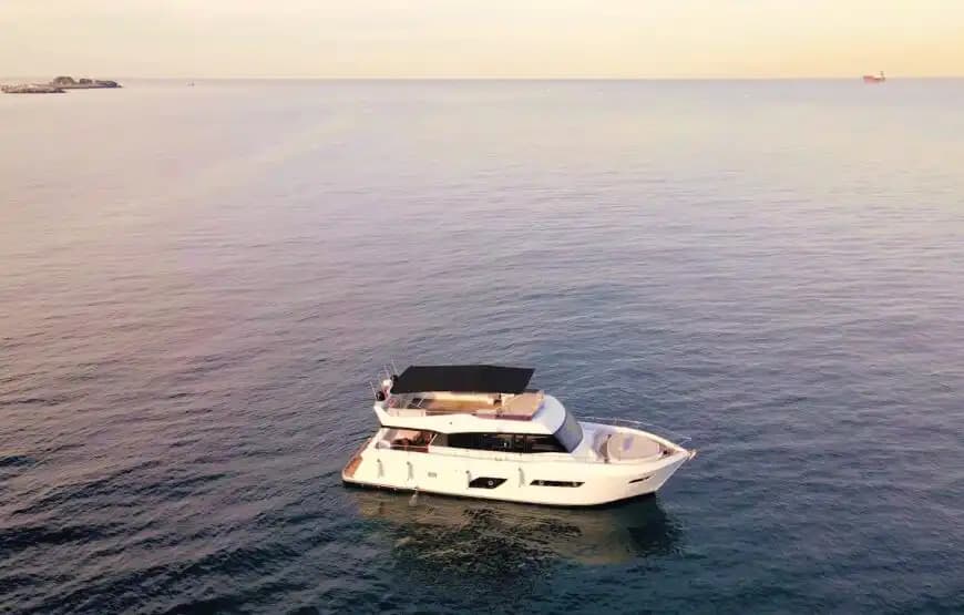 12 Kişilik Konforlu ve Şık Trawler Yat ile Göcek’te Seyir