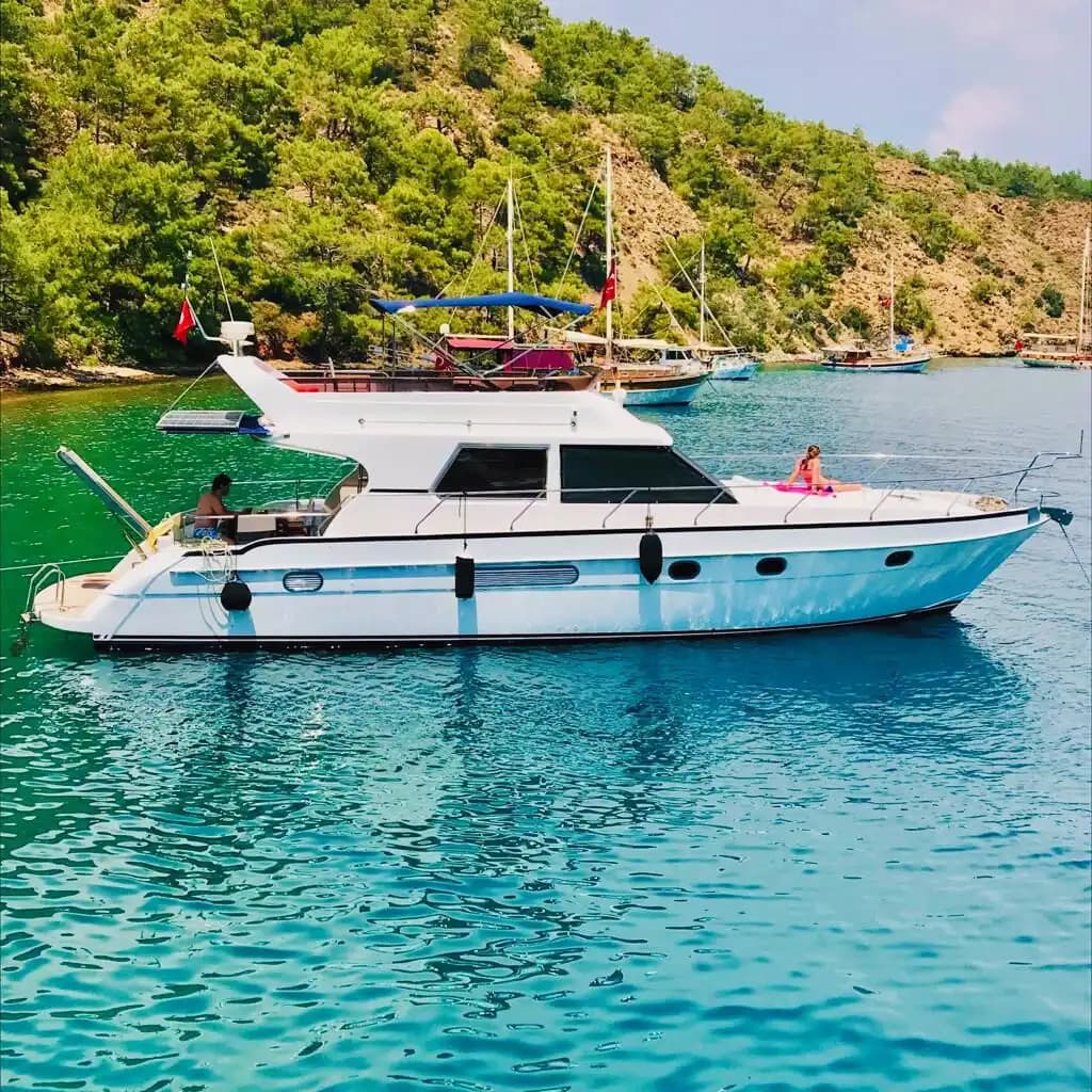13 Metrelik Özel Yapım Motoryat – Rahat Kabinler, Yüksek Konfor