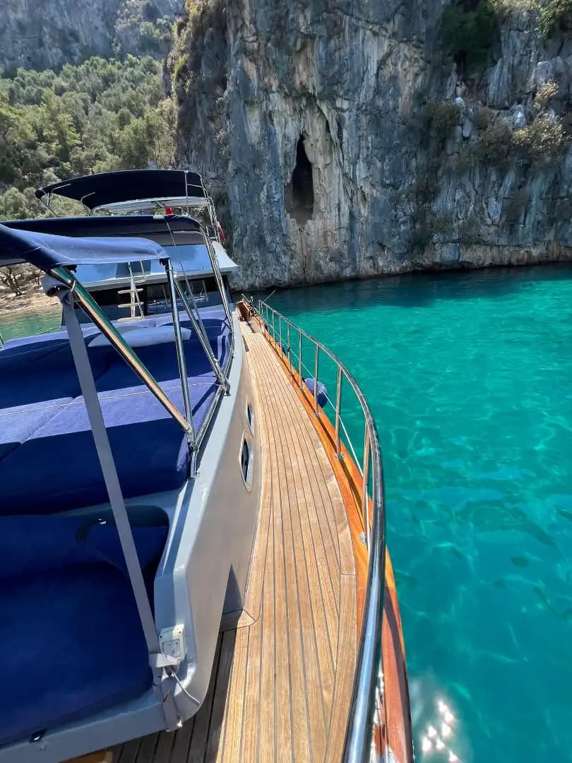 Göcek’te Günübirlik & Konaklamalı Tekne Kiralama (12 Kişi) | Klimalı 3 Kabin, 12 Adalar, Yakıt Dahil