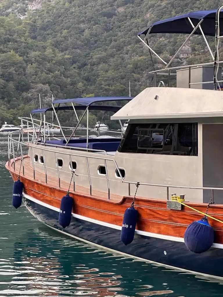 Göcek’te Günübirlik & Konaklamalı Tekne Kiralama (12 Kişi) | Klimalı 3 Kabin, 12 Adalar, Yakıt Dahil 15