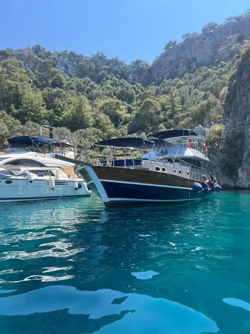 Göcek’te Günübirlik & Konaklamalı Tekne Kiralama (12 Kişi) | Klimalı 3 Kabin, 12 Adalar, Yakıt Dahil 6