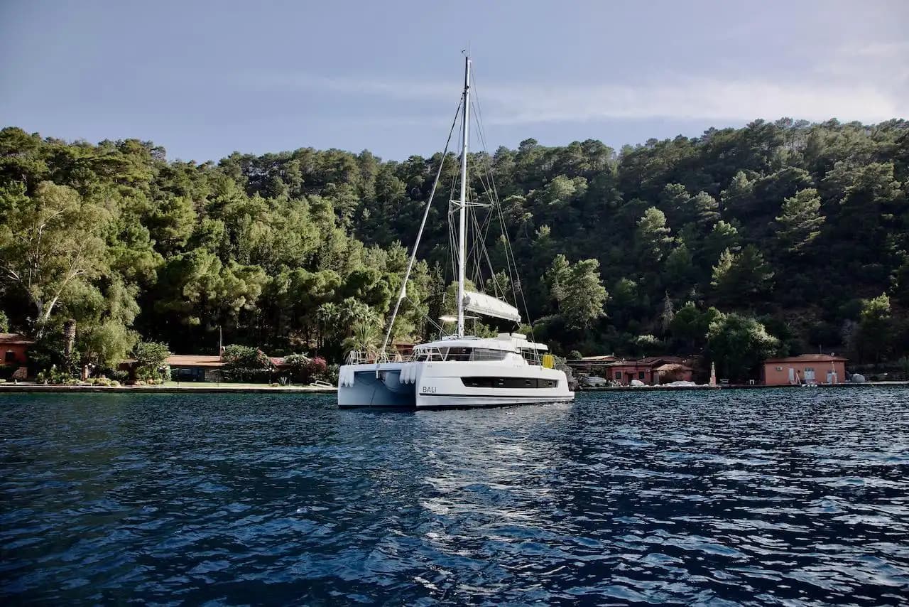 Göcek'te 2024 Model Bali 4.0 Katamaran Kiralama | 4 Kabin 8 Kişi Konaklamalı - Teknede Parti