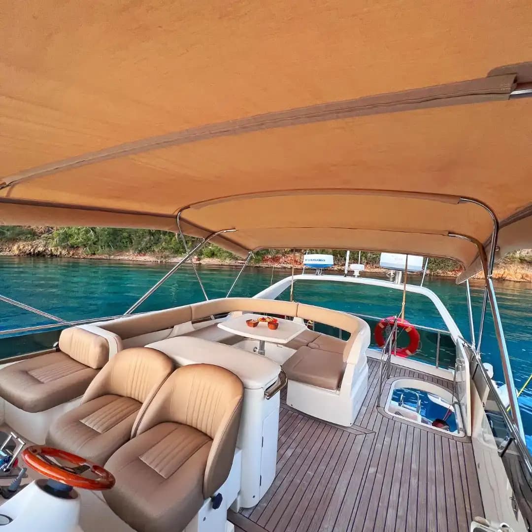 Göcek'te Princess 60 Motoryat Kiralama | 3 Kabin 6 Kişi Konaklamalı 2