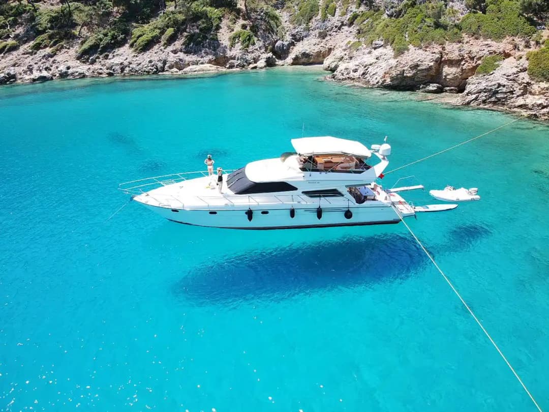 Göcek'te Princess 60 Motoryat Kiralama | 3 Kabin 6 Kişi Konaklamalı