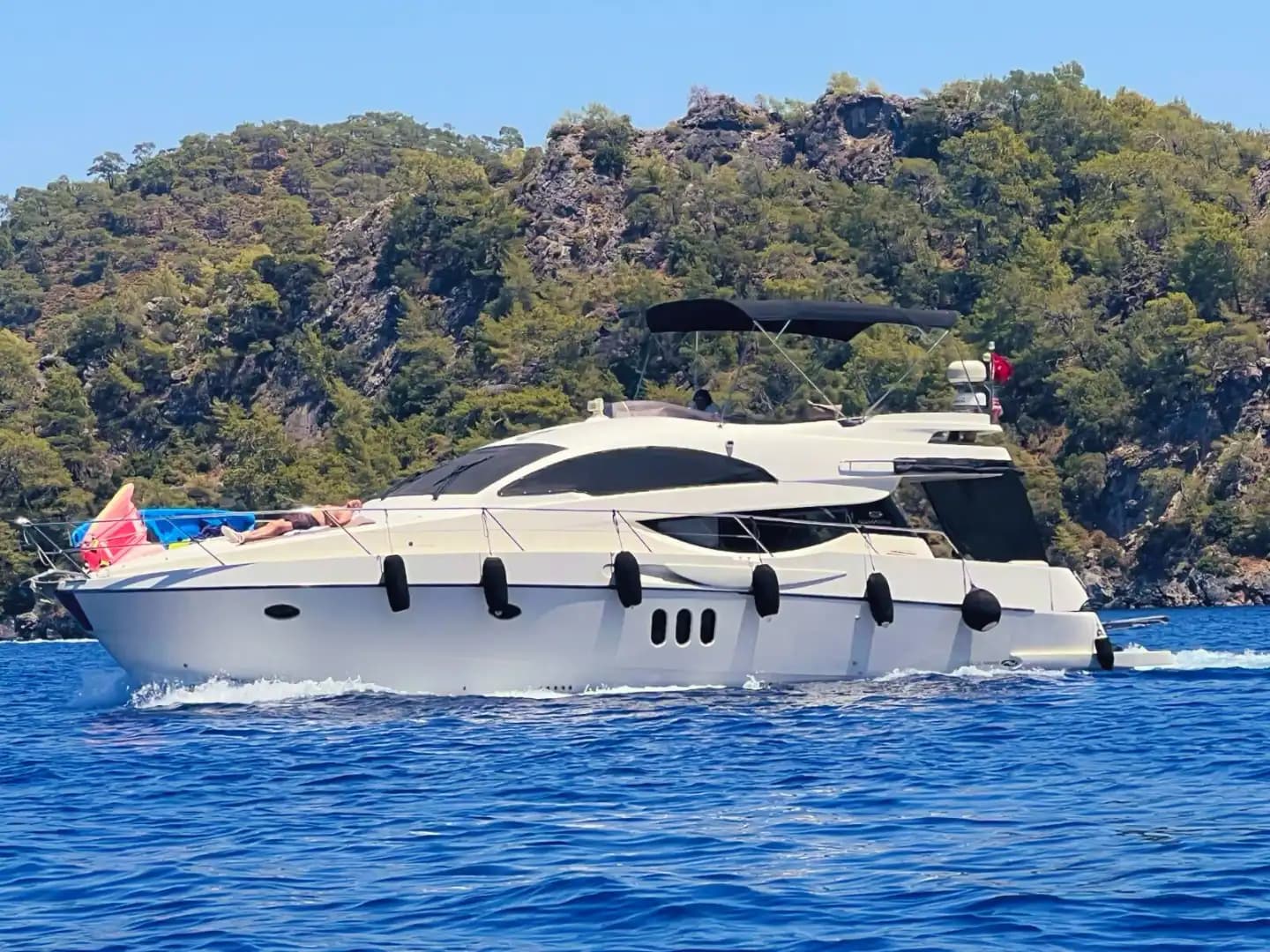Göcek’te Lüks İtalyan Motoryat ile Unutulmaz Bir Deniz Tatili 2