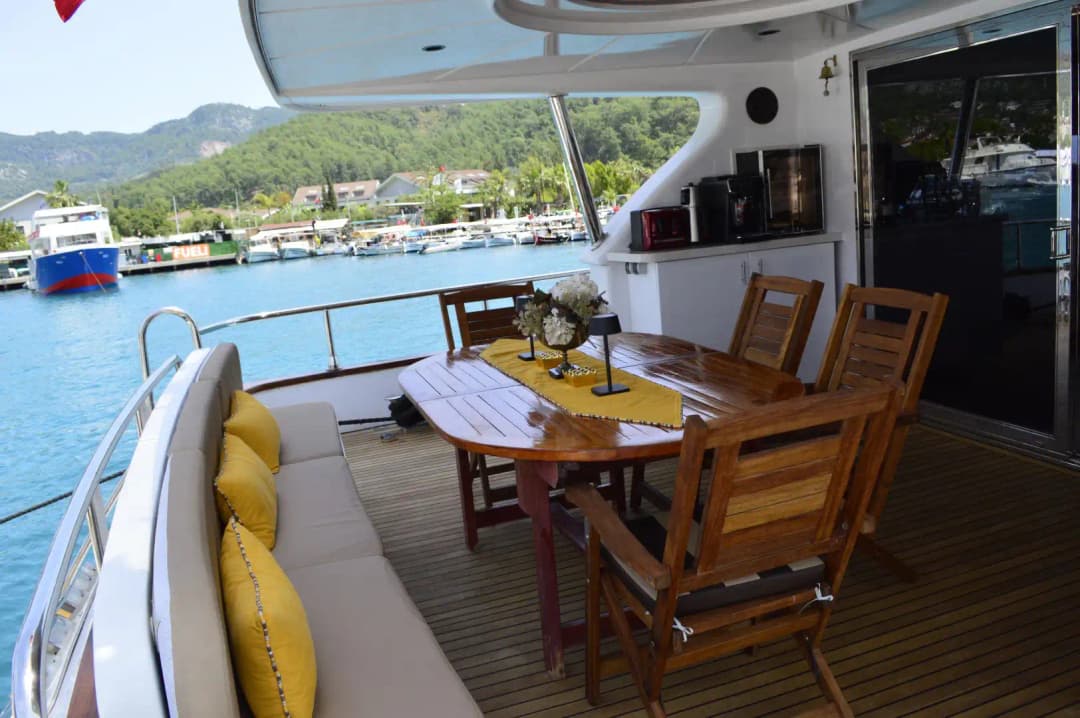 Göcek'te 27 Metrelik Lüks Motor Yat ile Unutulmaz VIP Deniz Tatili