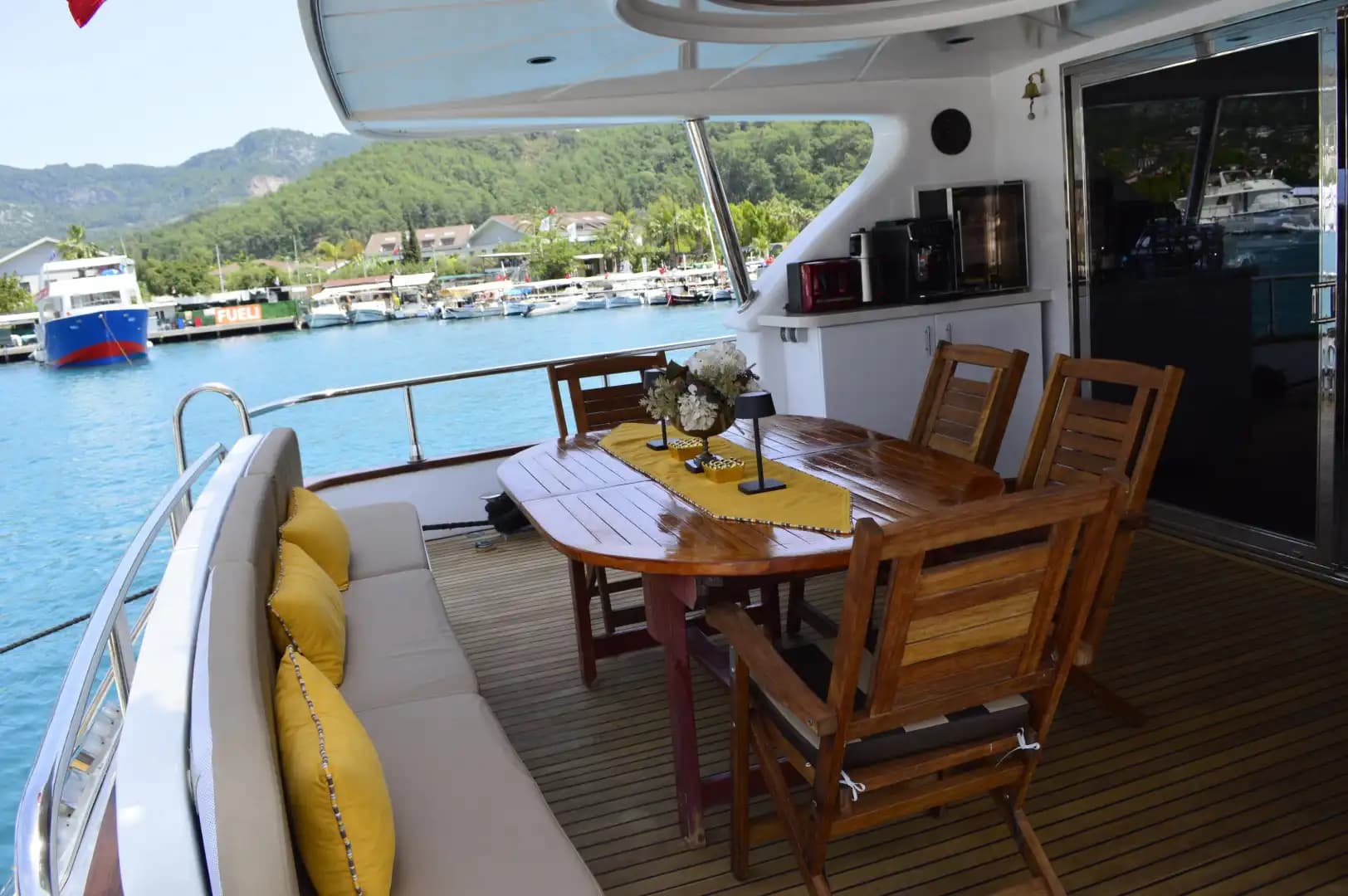 Göcek'te 27 Metrelik Lüks Motor Yat ile Unutulmaz VIP Deniz Tatili 3