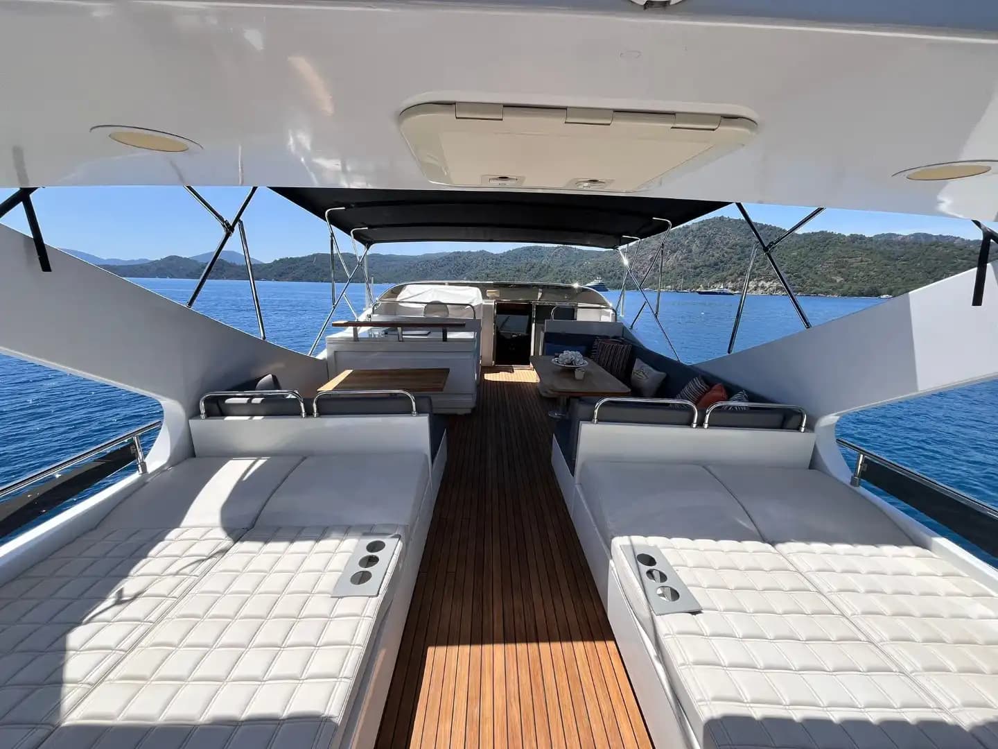 Göcek'te 27 Metrelik Lüks Motor Yat ile Unutulmaz VIP Deniz Tatili 10