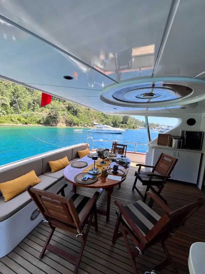 Göcek'te 27 Metrelik Lüks Motor Yat ile Unutulmaz VIP Deniz Tatili 49