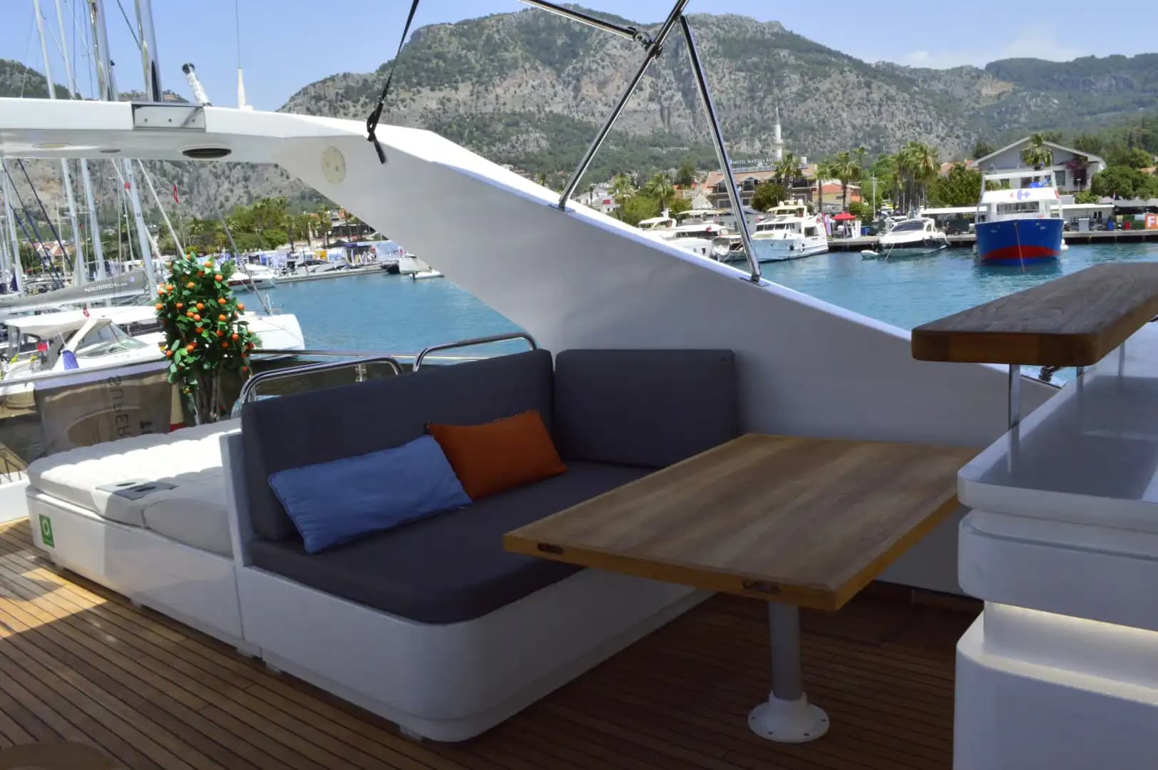Göcek'te 27 Metrelik Lüks Motor Yat ile Unutulmaz VIP Deniz Tatili 13