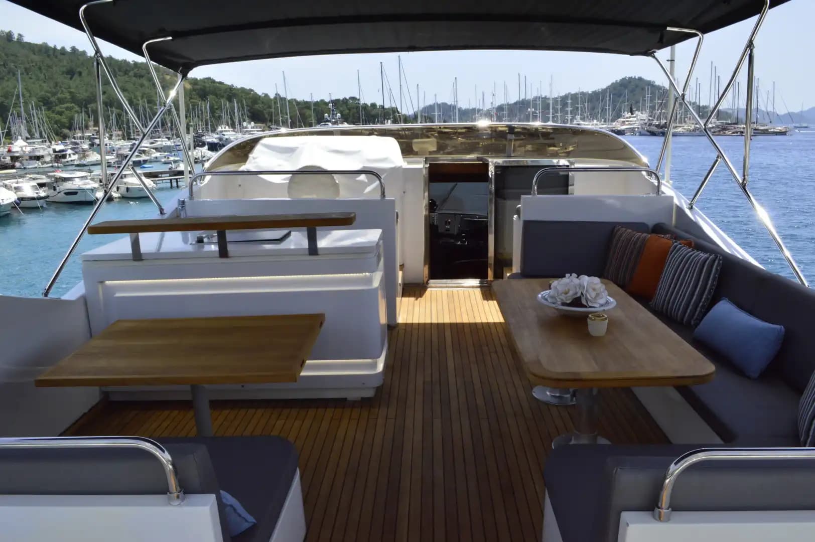 Göcek'te 27 Metrelik Lüks Motor Yat ile Unutulmaz VIP Deniz Tatili 15