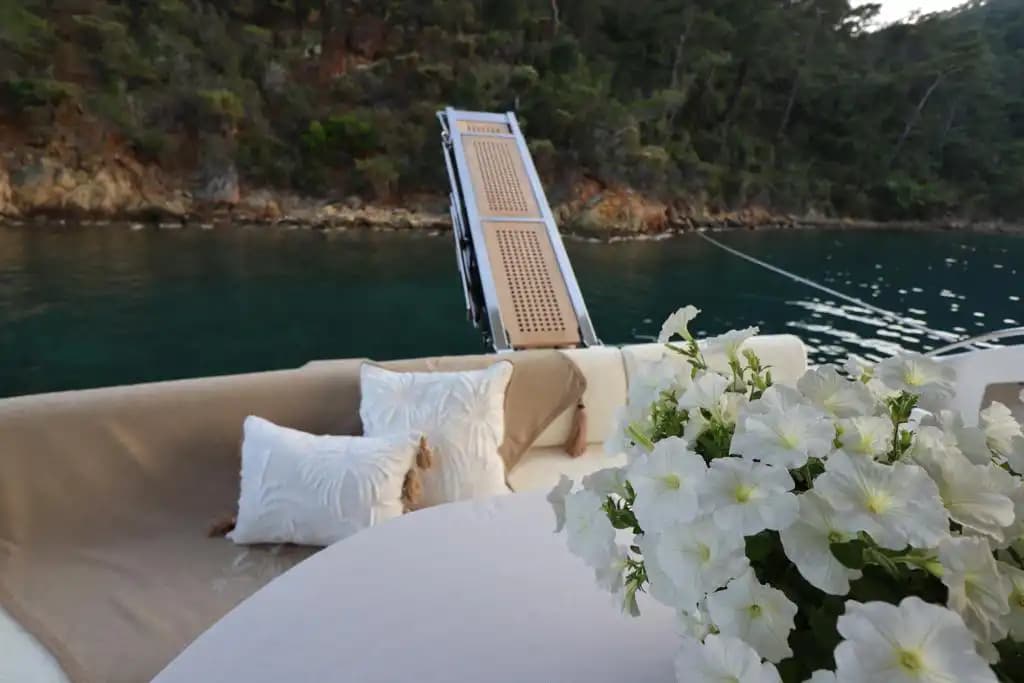Göcek’te Lüks Princess Yat Konaklamalı Yüzme ve Gezi İçin Mükemmel Seçenek