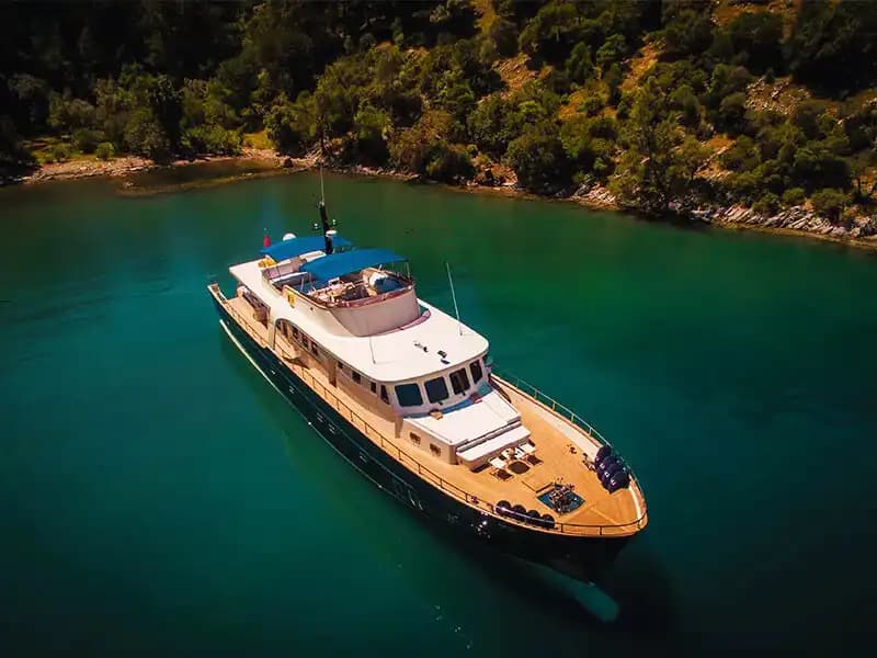 Göcek’in Turkuaz Sularında 4 Kabinli Trawler Yat Kiralama
