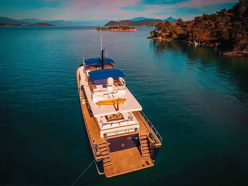 Göcek’in Turkuaz Sularında 4 Kabinli Trawler Yat Kiralama