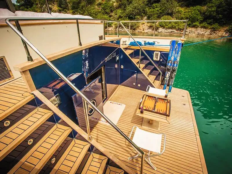 Göcek’in Turkuaz Sularında 4 Kabinli Trawler Yat Kiralama