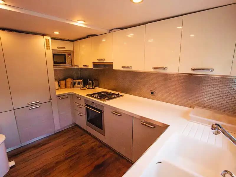Göcek’in Turkuaz Sularında 4 Kabinli Trawler Yat Kiralama