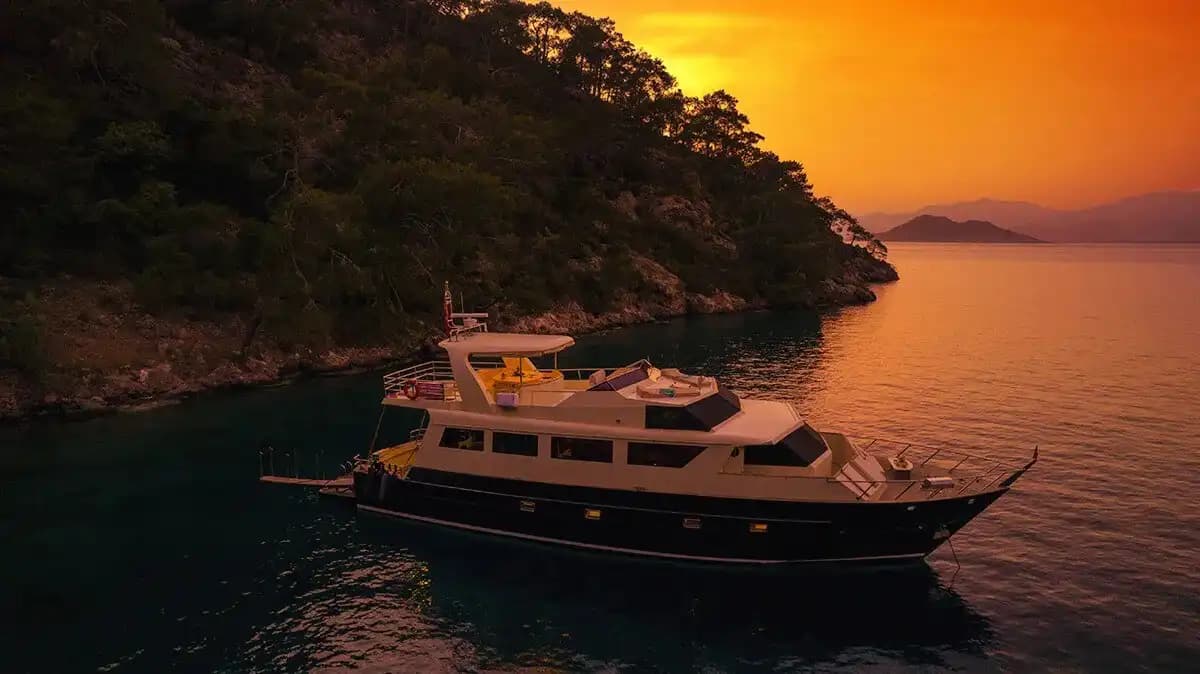 Göcek’te Trawler Konforu: 12 Kişilik Lüks Tekne Kiralama 3