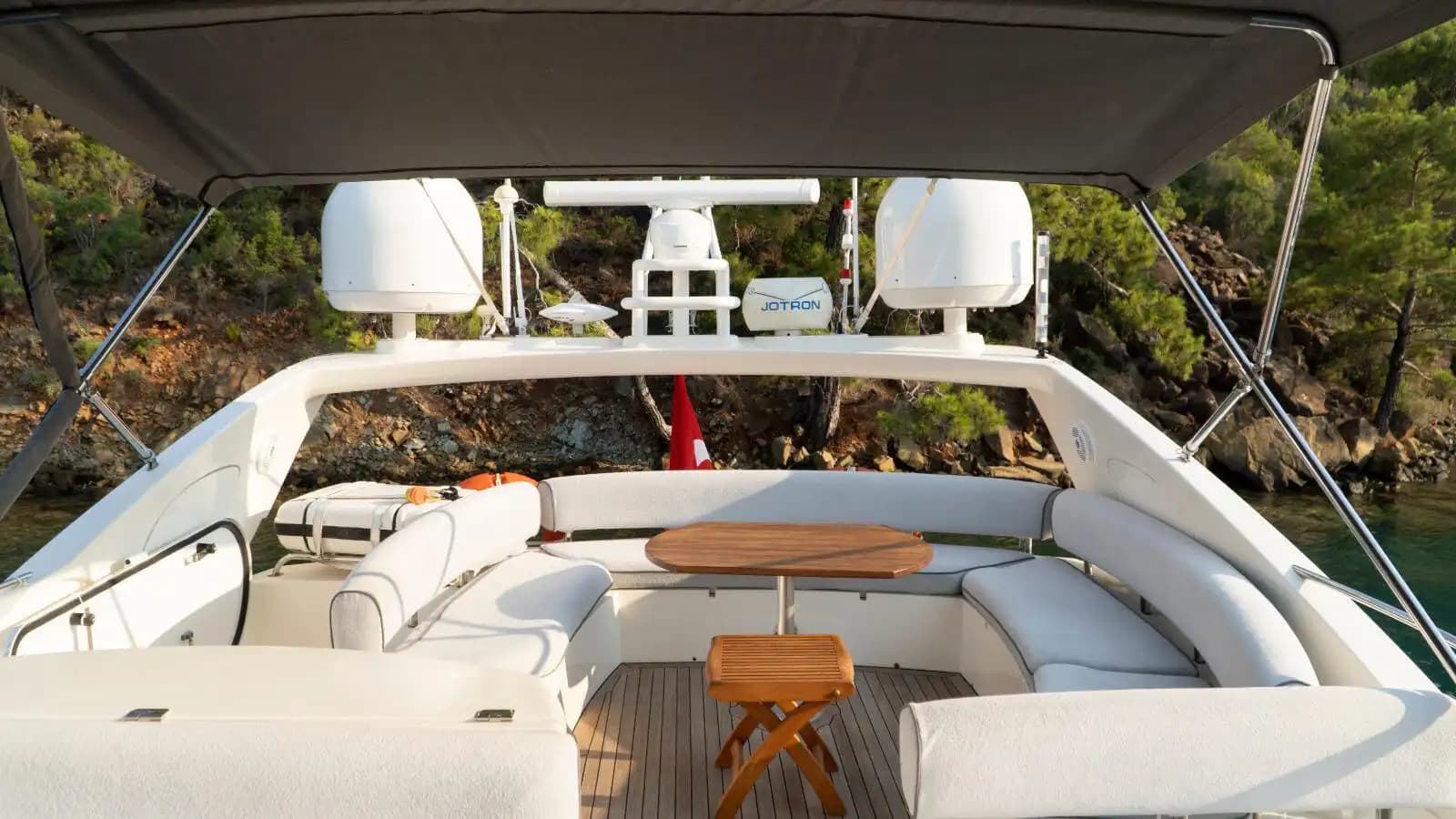 Göcek’te Romantik Bir Deniz Kaçamağı İçin İdeal Yat 8