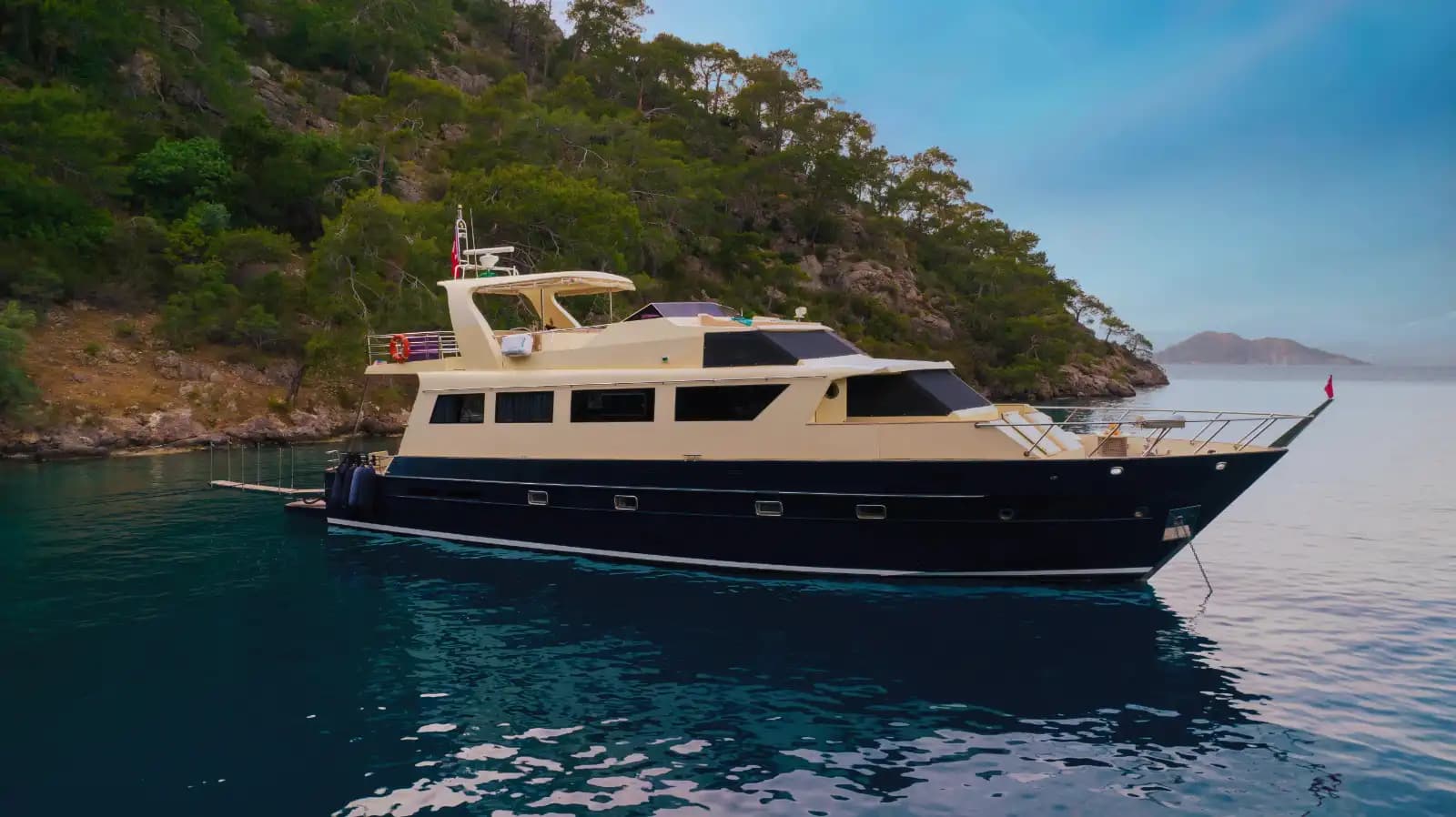 Göcek’te Trawler Konforu: 12 Kişilik Lüks Tekne Kiralama 2