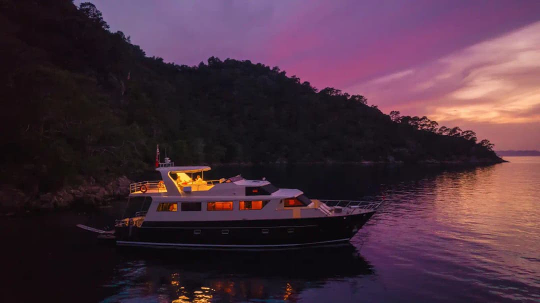 Göcek’te Trawler Konforu: 12 Kişilik Lüks Tekne Kiralama