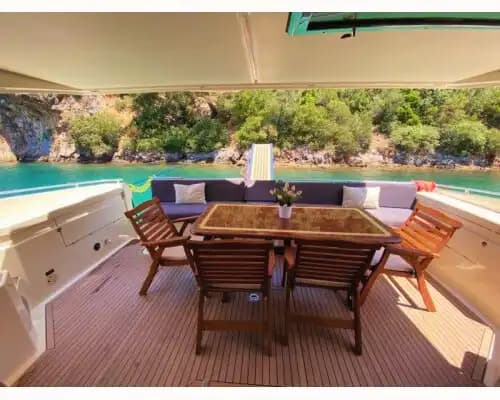 Göcek'te 3 Kabinli Feretti Yat – 6 Kişilik Konforlu ve Şık Bir Tatil