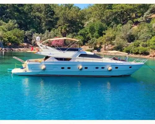 Göcek'te 3 Kabinli Feretti Yat – 6 Kişilik Konforlu ve Şık Bir Tatil