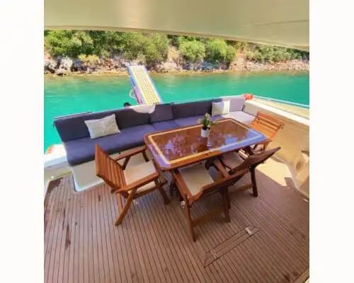 Göcek'te 3 Kabinli Feretti Yat – 6 Kişilik Konforlu ve Şık Bir Tatil 10
