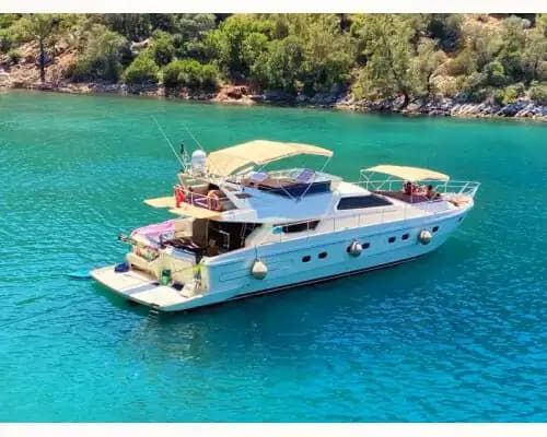 Göcek'te 3 Kabinli Feretti Yat – 6 Kişilik Konforlu ve Şık Bir Tatil 3
