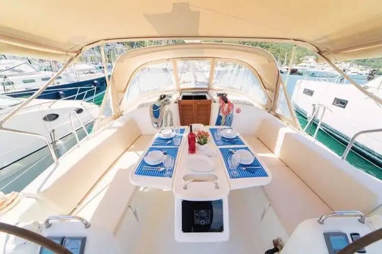 Göcek’te 14 Metrelik Bavaria Yelkenli ile Unutulmaz Bir Deniz Macerası 4