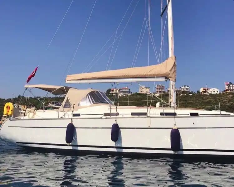 Göcek’te 14 Metrelik Bavaria Yelkenli ile Unutulmaz Bir Deniz Macerası