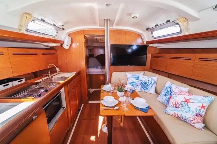 Göcek’te 14 Metrelik Bavaria Yelkenli ile Unutulmaz Bir Deniz Macerası 10