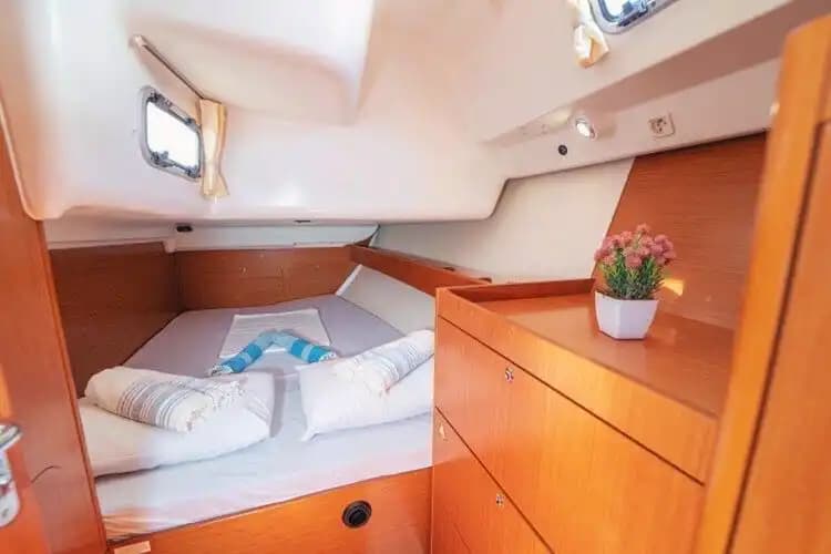 Göcek’te 14 Metrelik Bavaria Yelkenli ile Unutulmaz Bir Deniz Macerası 13