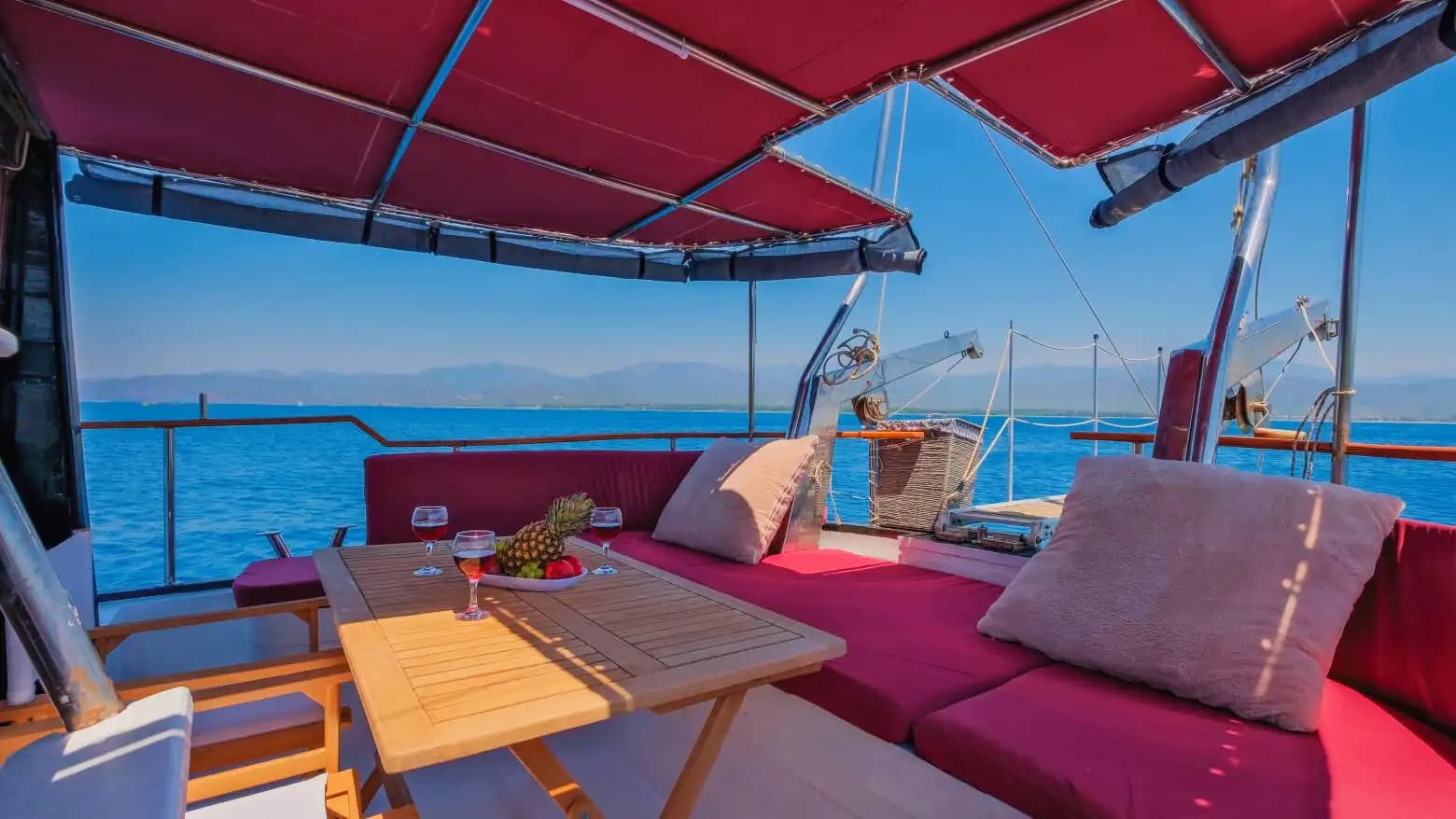 Çift Kişilik Yataklı 2 Kabin: Romantik ve Huzurlu Bir Deniz Turu 13