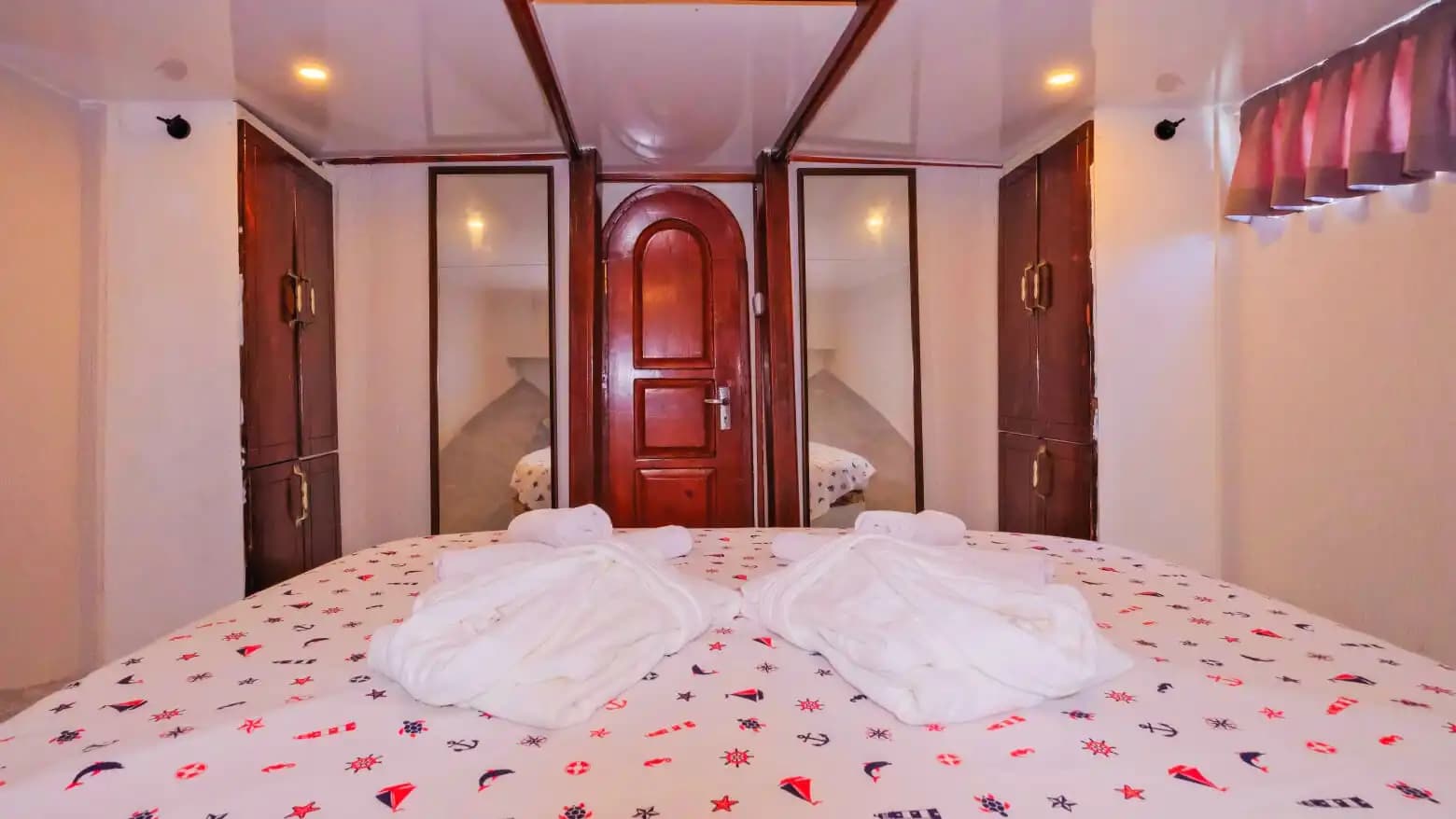 Çift Kişilik Yataklı 2 Kabin: Romantik ve Huzurlu Bir Deniz Turu 19