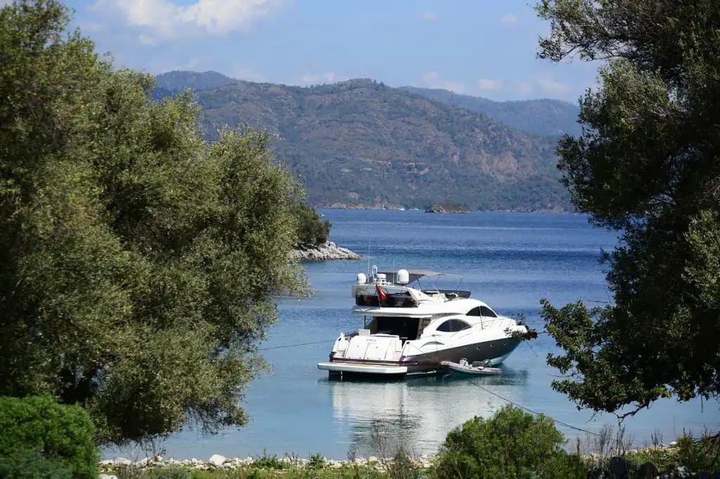 Göcek’te 24,5 Metrelik Sunseeker Motoryat Günübirlik veya Konaklamalı Kiralama 24