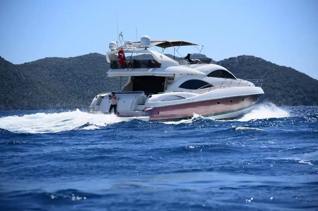 Göcek’te 24,5 Metrelik Sunseeker Motoryat Günübirlik veya Konaklamalı Kiralama 12