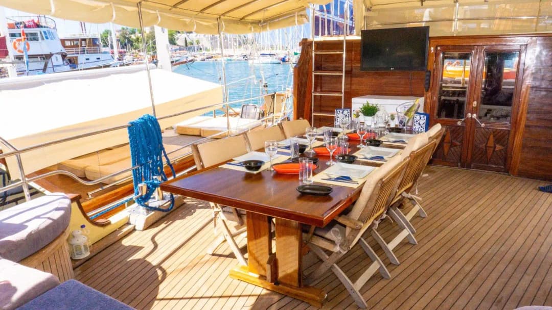Bodrum'da 12 Kişilik Geniş ve Ferah, 26 Metre, 6 Kabinli Konforlu Gulet
